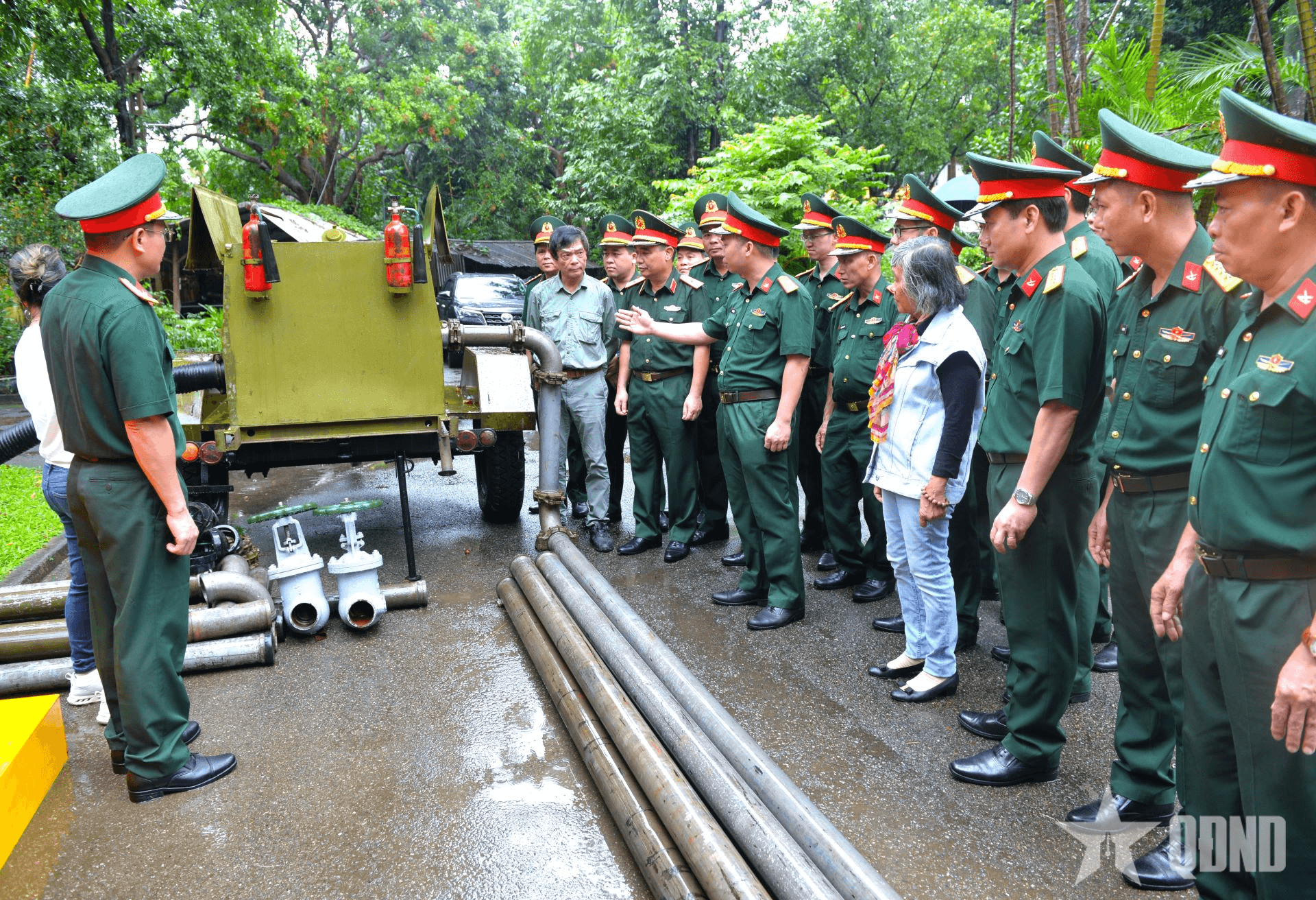 Trao tặng gia đình Đại tướng Võ Nguyên Giáp bộ đường ống xăng dầu dã chiến trong kháng chiến chống Mỹ