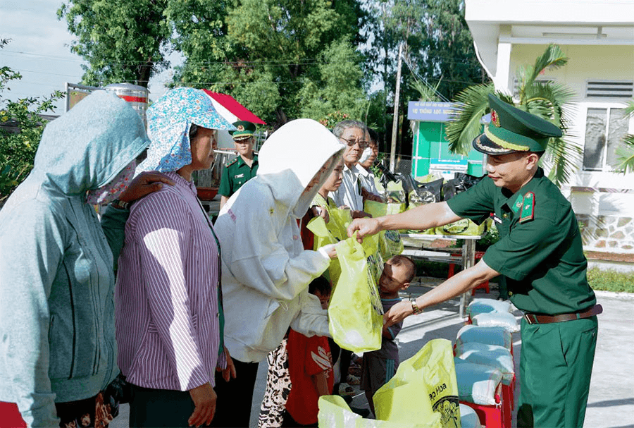 Đồn Biên phòng Vĩnh Hải tặng quà đồng bào Khmer nhân dịp Quốc khánh 2-9