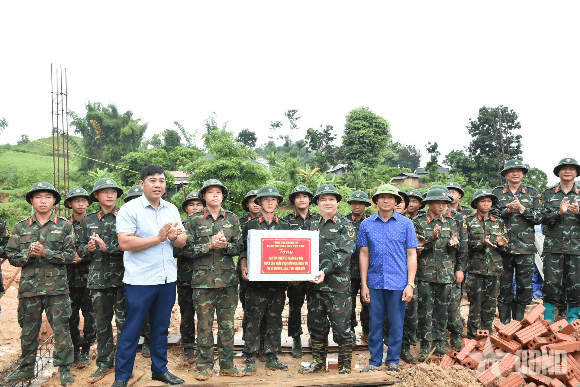 Thiếu tướng Bế Hải Triều kiểm tra tiến độ xây dựng nhà ở cho các hộ dân bị thiệt hại do thiên tai tại tỉnh Điện Biên