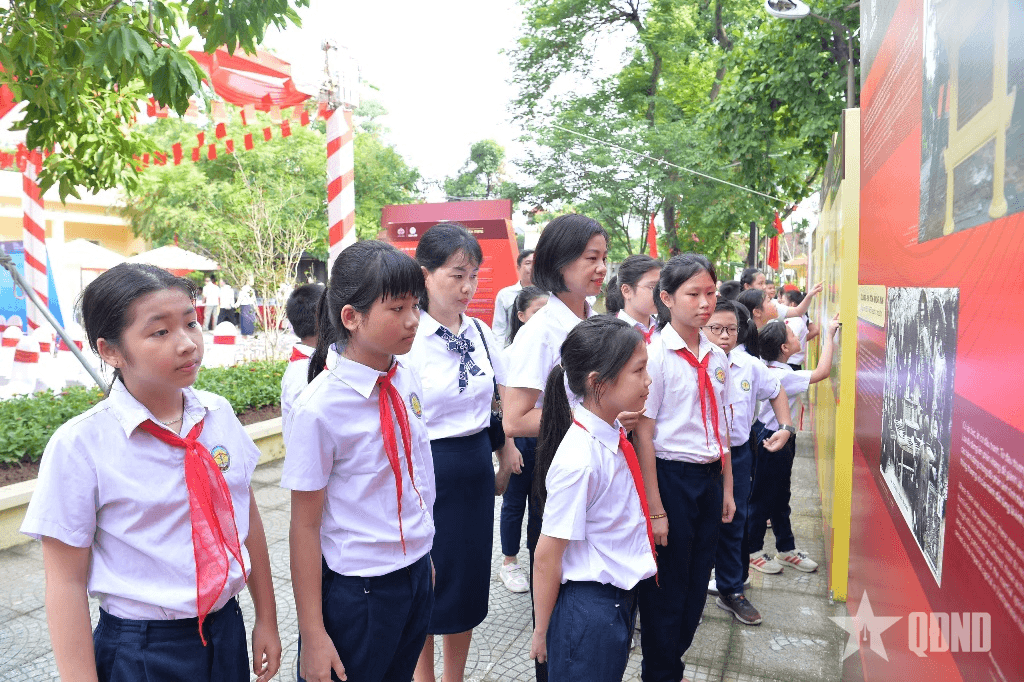 Trưng bày “Cổ Loa - Truyền thống và cách mạng”