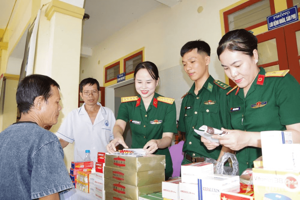 Bộ CHQS tỉnh Nghệ An tổ chức khám, cấp thuốc miễn phí cho người dân xã Nhôn Mai