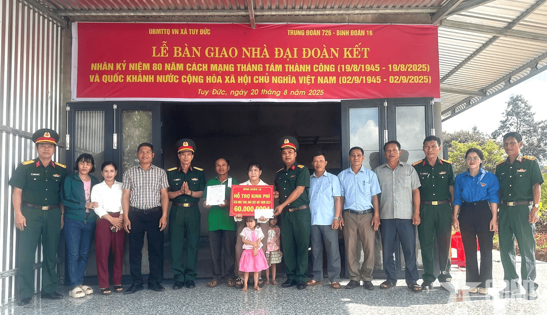 Trung đoàn 726 bàn giao nhà “Đại đoàn kết”