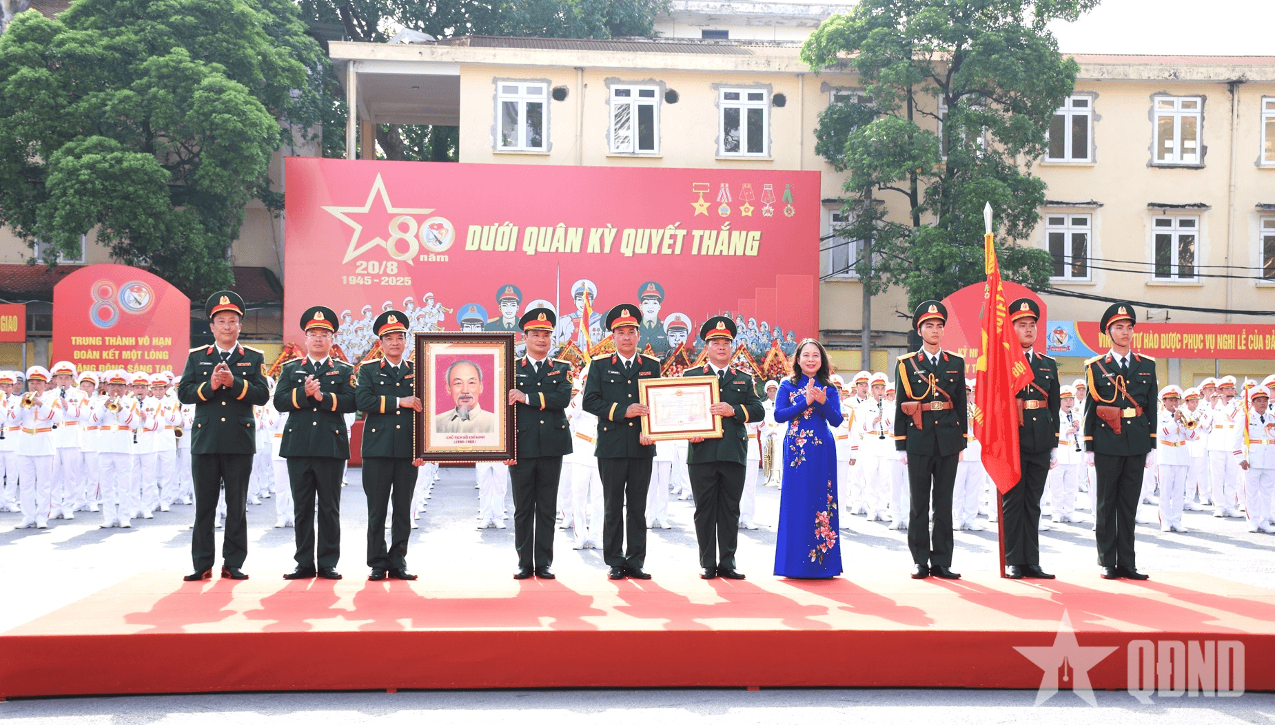 Đoàn Nghi lễ Quân đội đón nhận Huân chương Bảo vệ Tổ quốc hạng Nhì