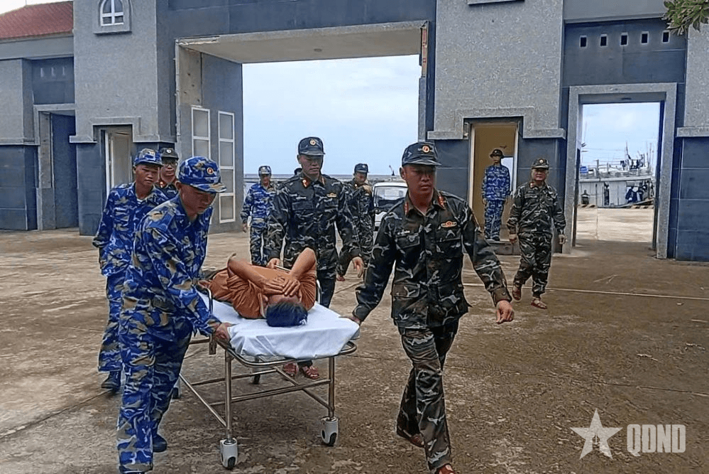 Bệnh xá đảo Trường Sa kịp thời cấp cứu ngư dân bị nổ bình ắc quy