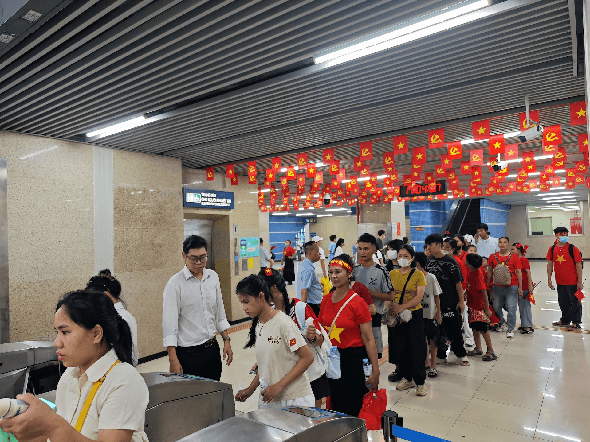 Hà Nội: Hàng nghìn người dân sử dụng tàu điện trên cao hướng về trung tâm
