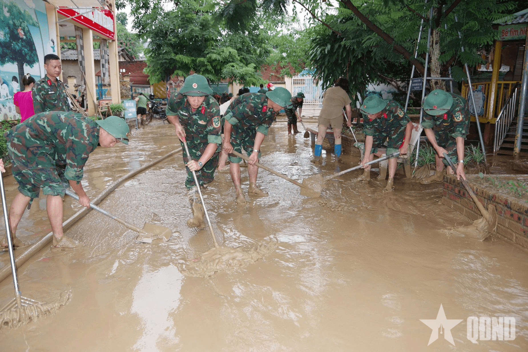 Bộ CHQS tỉnh Thái Nguyên giúp đỡ nhân dân khắc phục hậu quả mưa lũ