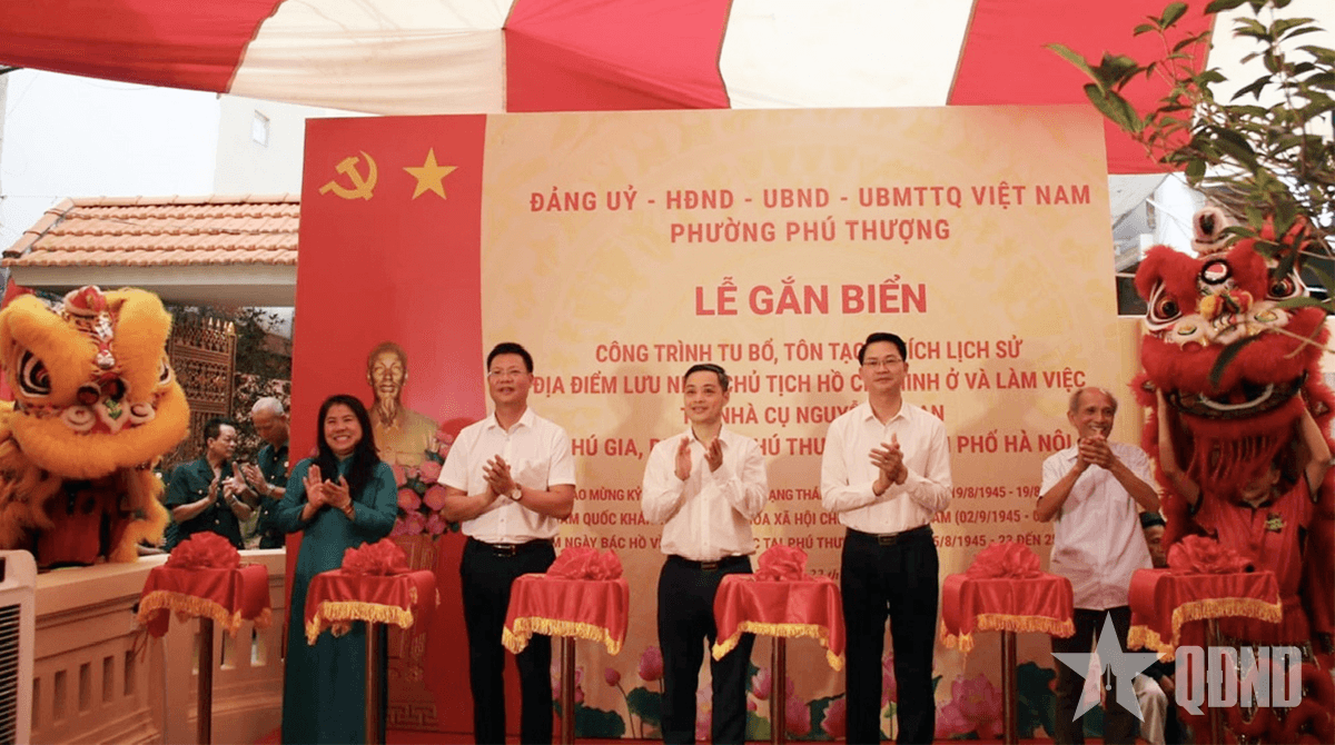 Gắn biển công trình kỷ niệm Quốc khánh cho di tích lưu niệm Chủ tịch Hồ Chí Minh ở và làm việc tại phường Phú Thượng