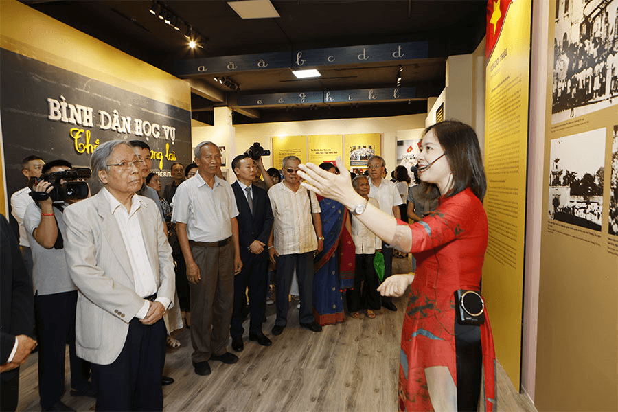 Trưng bày gần 160 hình ảnh, tài liệu, hiện vật chuyên đề: “Bình dân học vụ – thắp sáng tương lai”