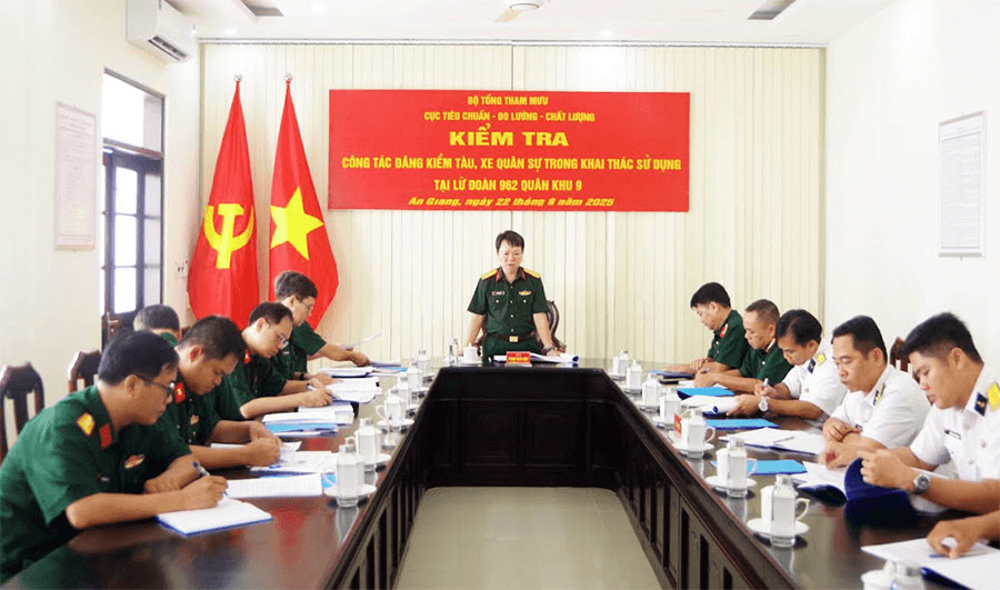 Kiểm tra công tác đăng kiểm tàu xe quân sự tại Lữ đoàn 962