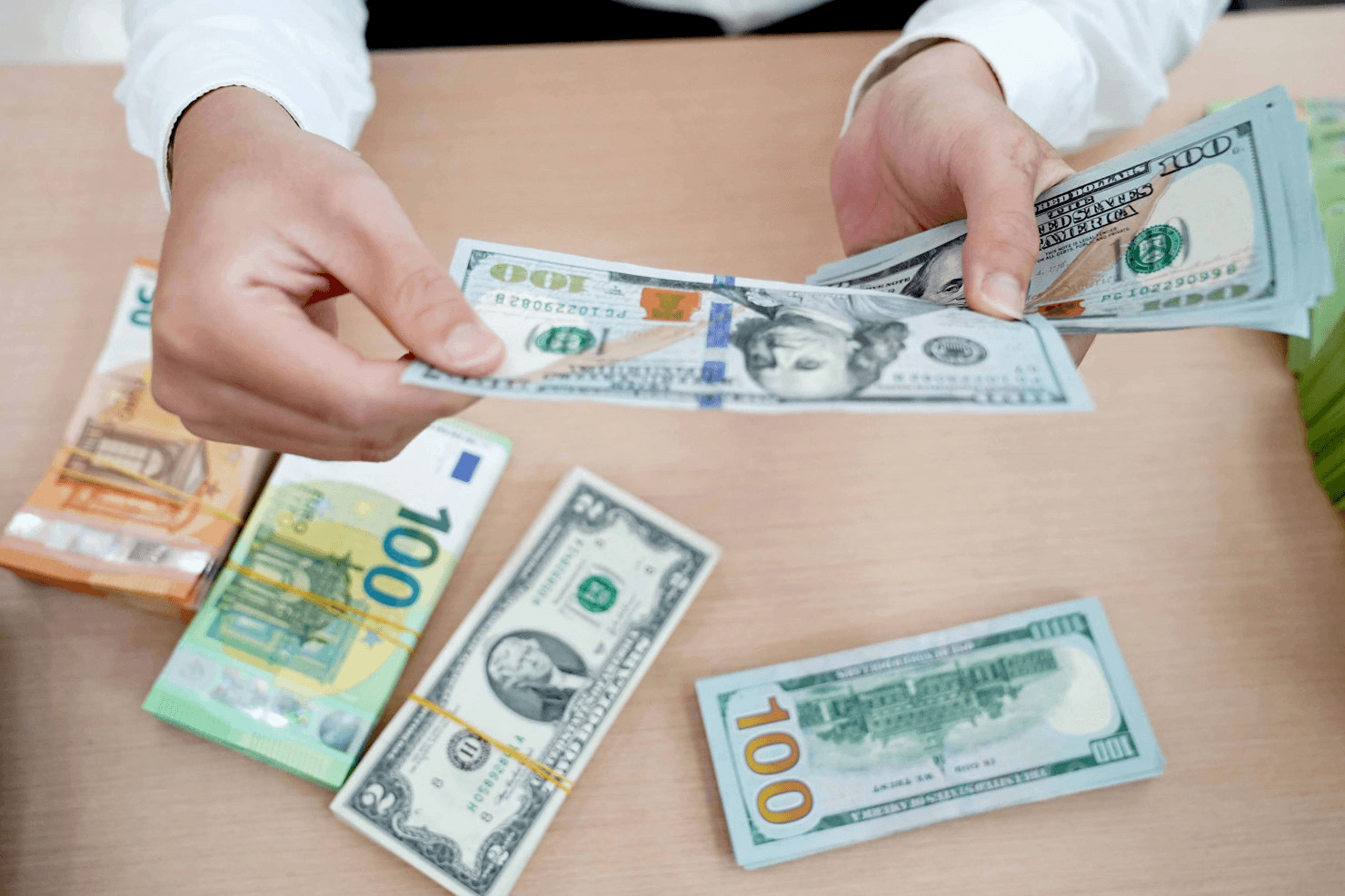 Tỷ giá USD hôm nay (23-8): Đồng USD giảm mạnh
