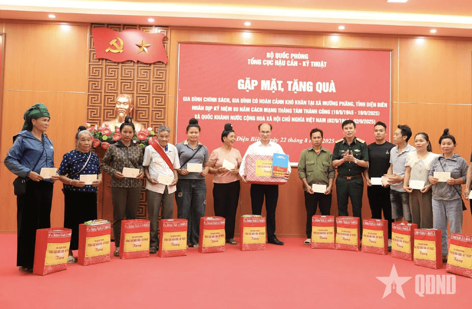 Điện Biên: Trao 50 suất quà tặng quà gia đình chính sách xã Mường Phăng