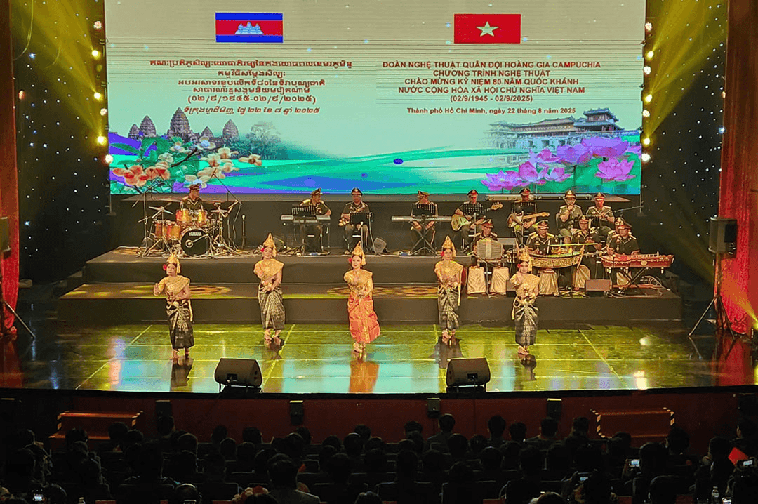 Đoàn Nghệ thuật Quân đội Hoàng gia Campuchia biểu diễn tại TP Hồ Chí Minh