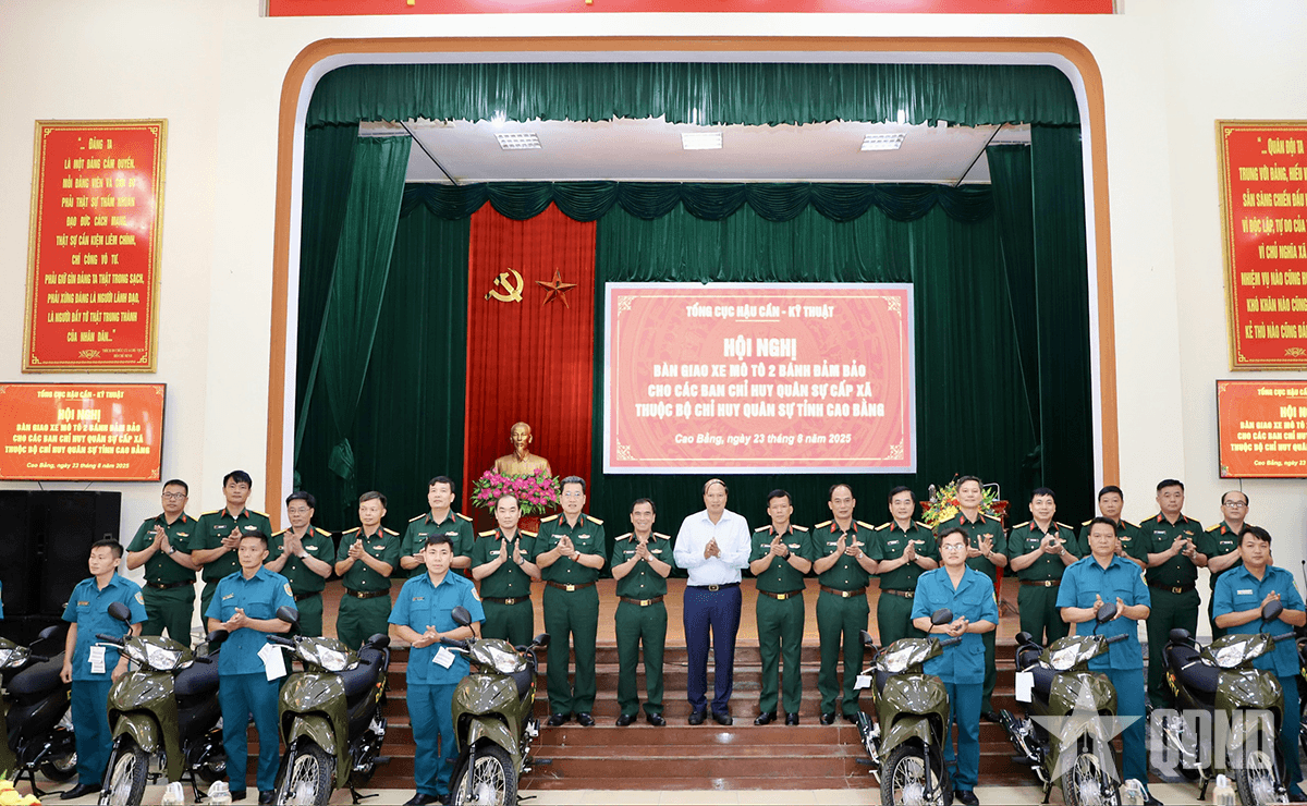 Bàn giao xe mô tô 2 bánh cho các Ban CHQS cấp xã thuộc Bộ CHQS tỉnh Cao Bằng
