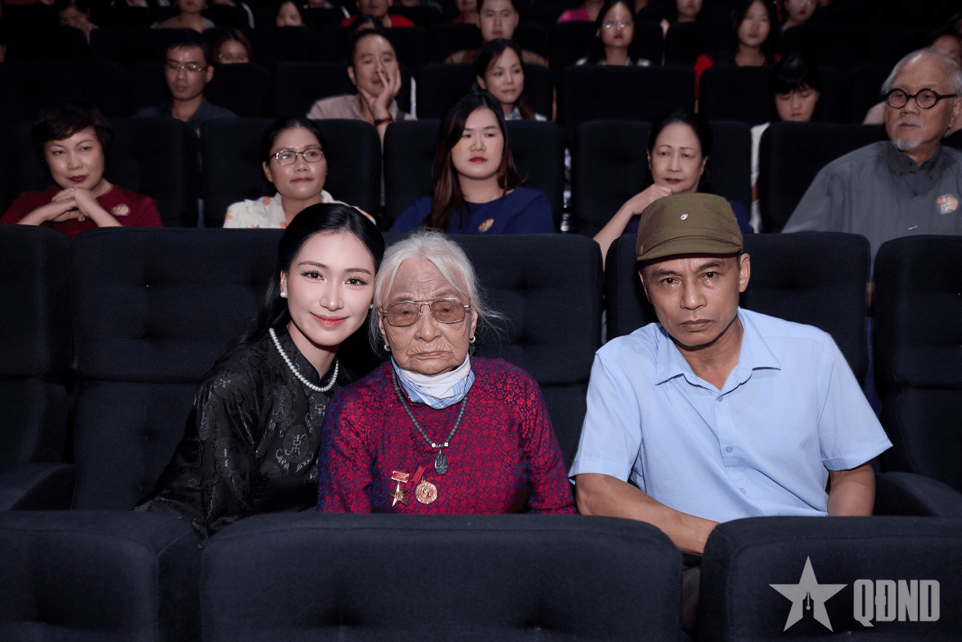 Ca sĩ Hòa Minzy: “Nỗi đau giữa hòa bình” làm tôi khóc rất nhiều