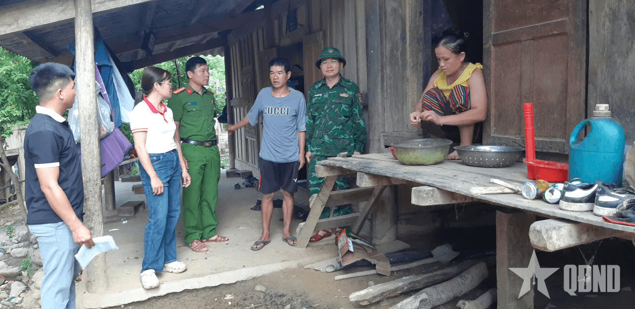 Ứng phó bão số 5: Đồn Biên phòng Mường Ải vận động người dân di dời đến nơi an toàn