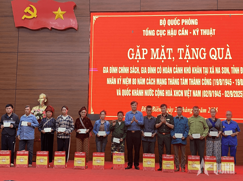 Tổng cục Hậu cần - Kỹ thuật trao quà tặng gia đình chính sách, hộ nghèo xã Na Son (Điện Biên)