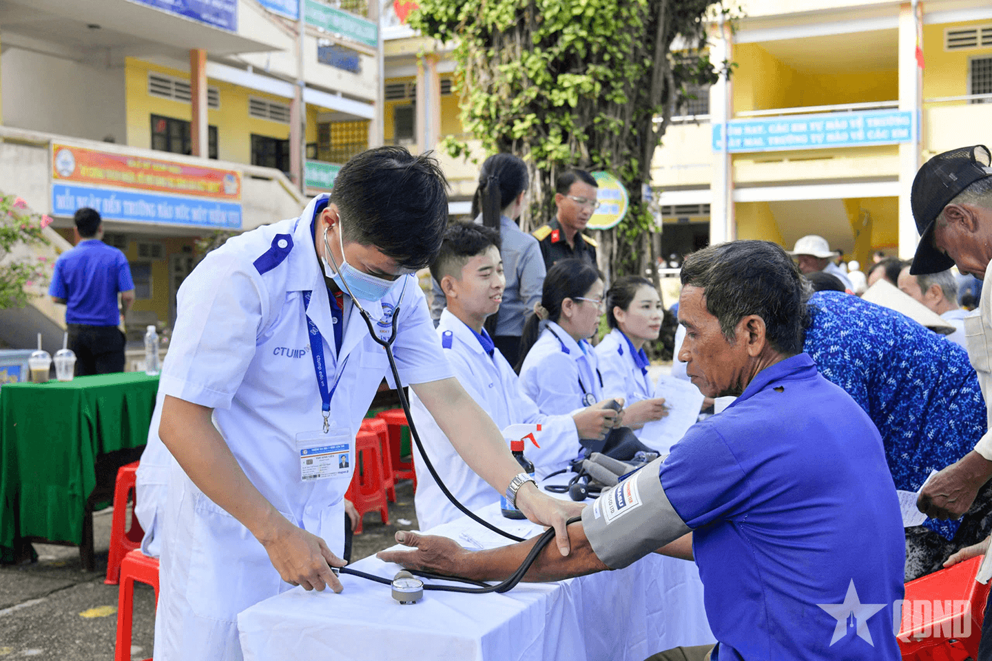 An Giang: Khám bệnh, cấp thuốc, tặng quà cho người dân xã Hòn Đất