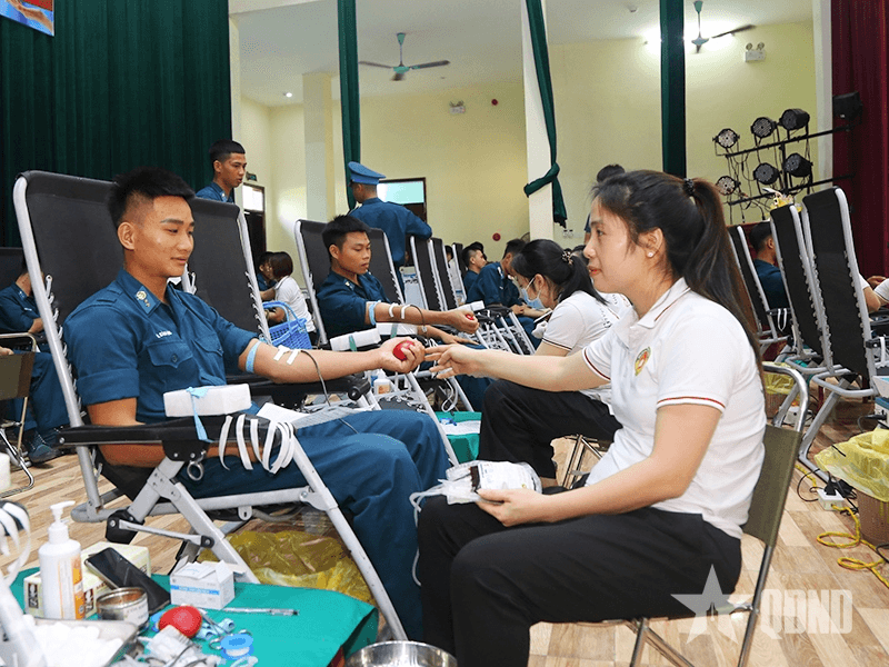 Trường Cao đẳng Kỹ thuật Phòng không-Không quân hiến máu tình nguyện