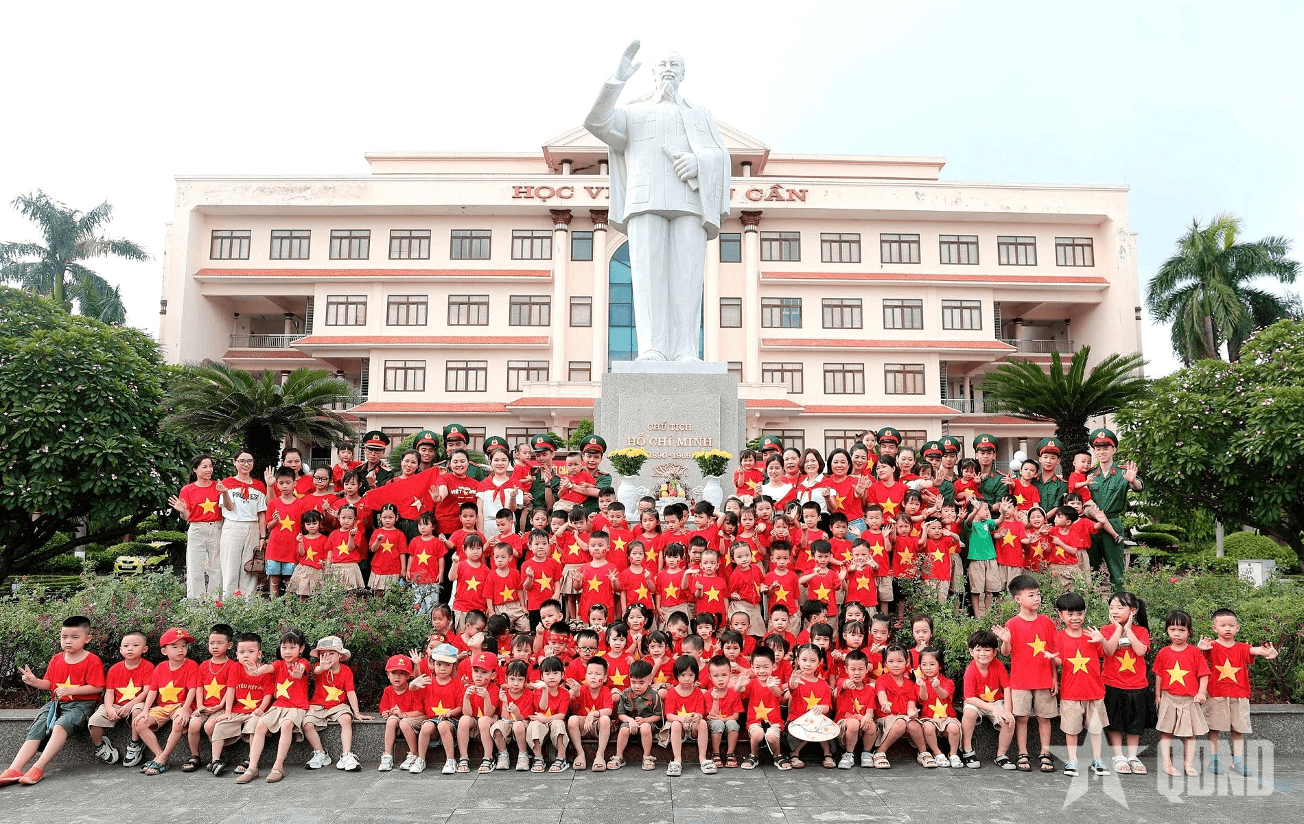 Tham quan, học tập truyền thống tại Học viện Hậu cần