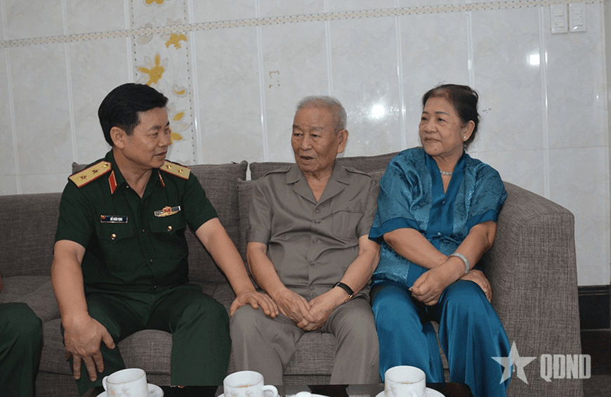 Đoàn cán bộ Tổng cục Chính trị thăm, tặng quà tri ân Đại tướng Lê Văn Dũng
