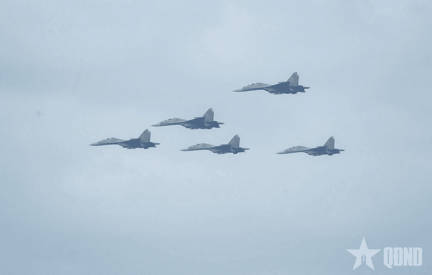 Clip SU-30MK2 cùng trực thăng Mi hợp luyện trên bầu trời Hà Nội