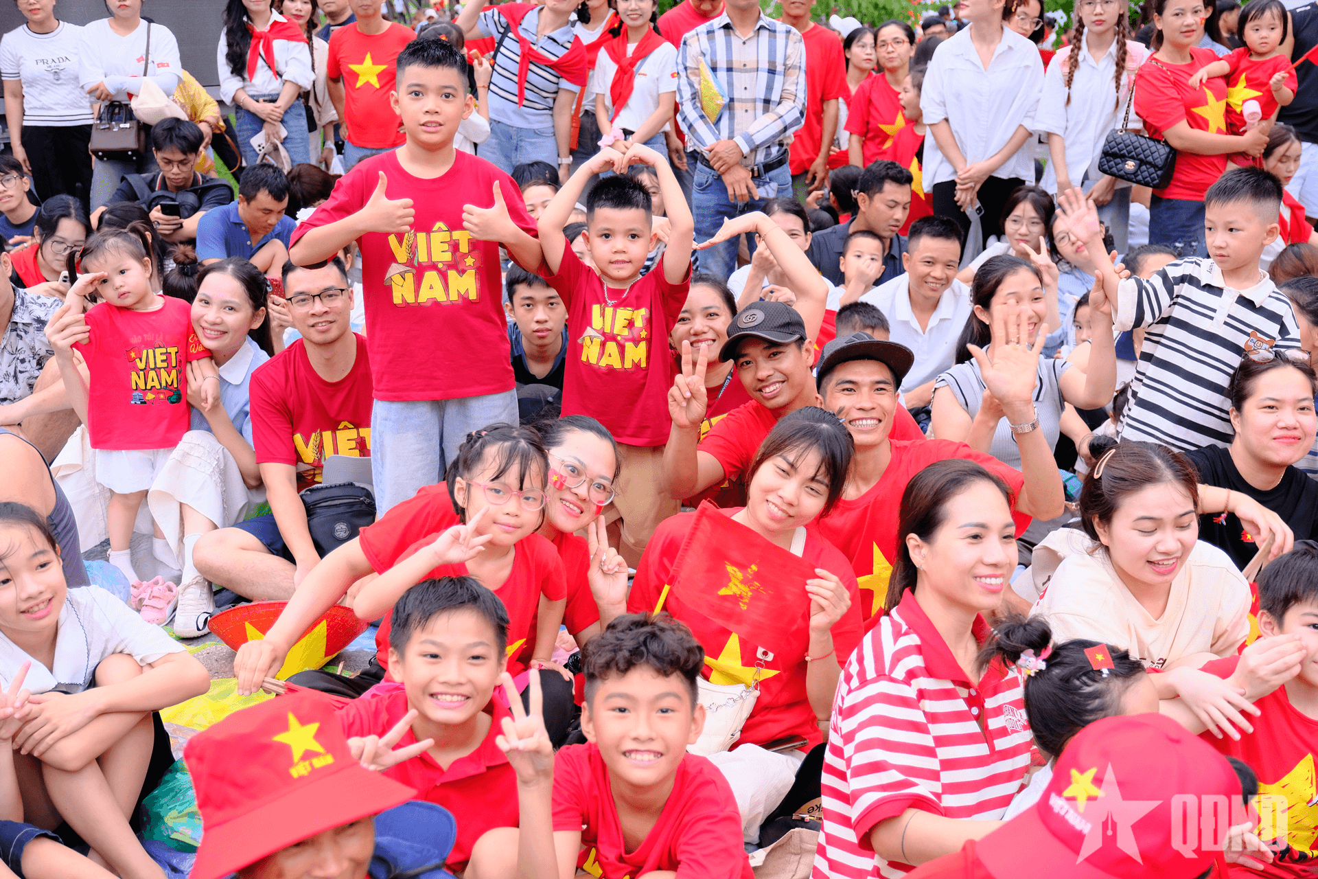 Biển người rực đỏ sắc cờ, háo hức chờ xem tổng hợp luyện diễu binh, diễu hành lần thứ hai