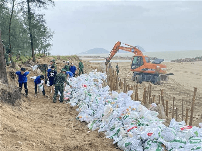 Ứng phó bão số 5: Các tỉnh, thành phố có phương án di dời 152.387 hộ/586.770 khẩu và cấm biển