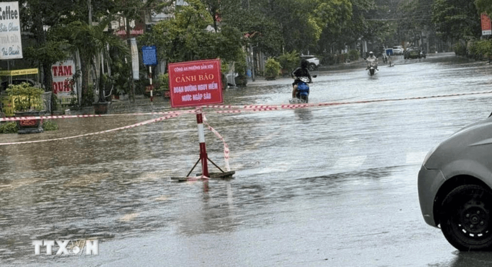 Cấm phương tiện đường bộ đi vào vùng tâm bão từ Thanh Hóa đến Quảng Trị