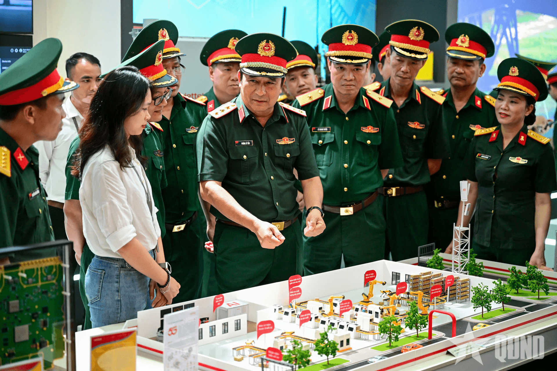 Thượng tướng Phùng Sĩ Tấn kiểm tra sơ duyệt trưng bày tại Triển lãm thành tựu đất nước