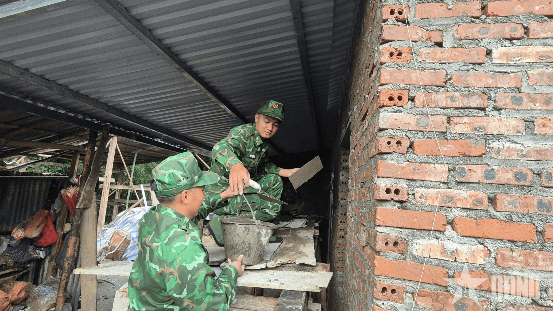 Đồn Biên phòng Vàng Ma Chải (Ban chỉ huy Bộ đội Biên phòng Lai Châu) đẩy mạnh giúp dân xóa nhà tạm, nhà dột nát