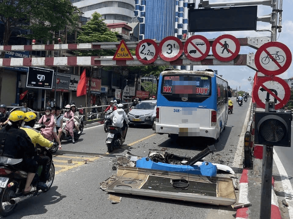 Hà Nội: Xử phạt tài xế điều khiển xe ô tô khách đi lên cầu vượt Sơn Tây