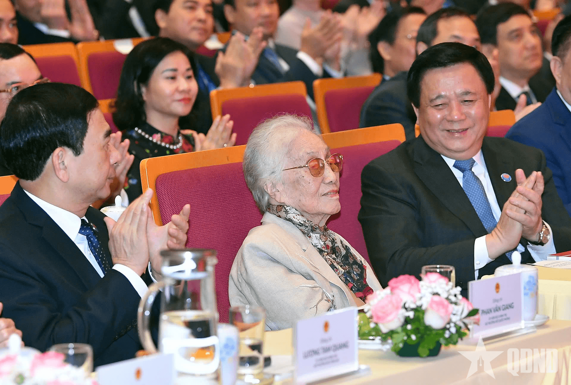 Nguyên Phó chủ tịch nước Nguyễn Thị Bình nhận danh hiệu “Anh hùng Lao động”