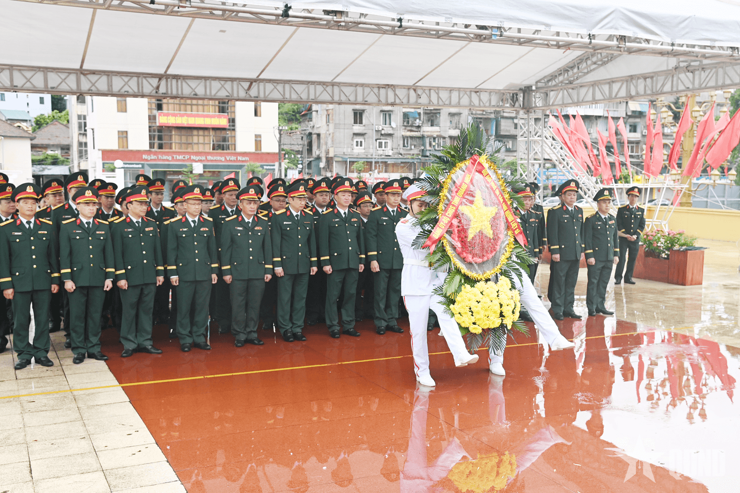 Đoàn đại biểu Đảng ủy-Bộ CHQS tỉnh Quảng Ninh dâng hương tại Đài tưởng niệm các Anh hùng liệt sĩ và Tượng đài đồng chí Vũ Văn Hiếu
