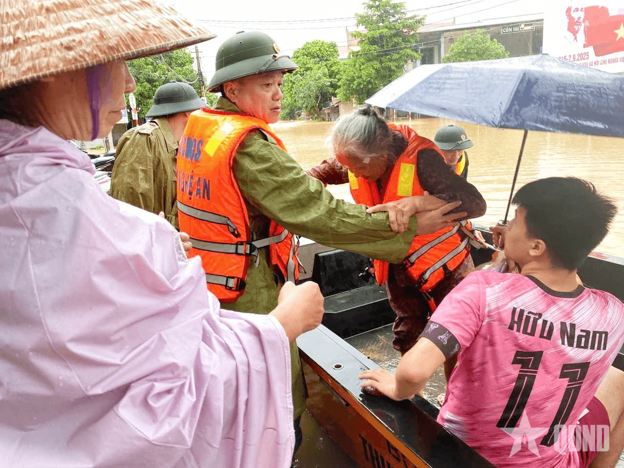 Ban chỉ huy Phòng thủ khu vực 3-Quỳ Châu, tỉnh Nghệ An giúp nhân dân khắc phục hậu quả mưa bão