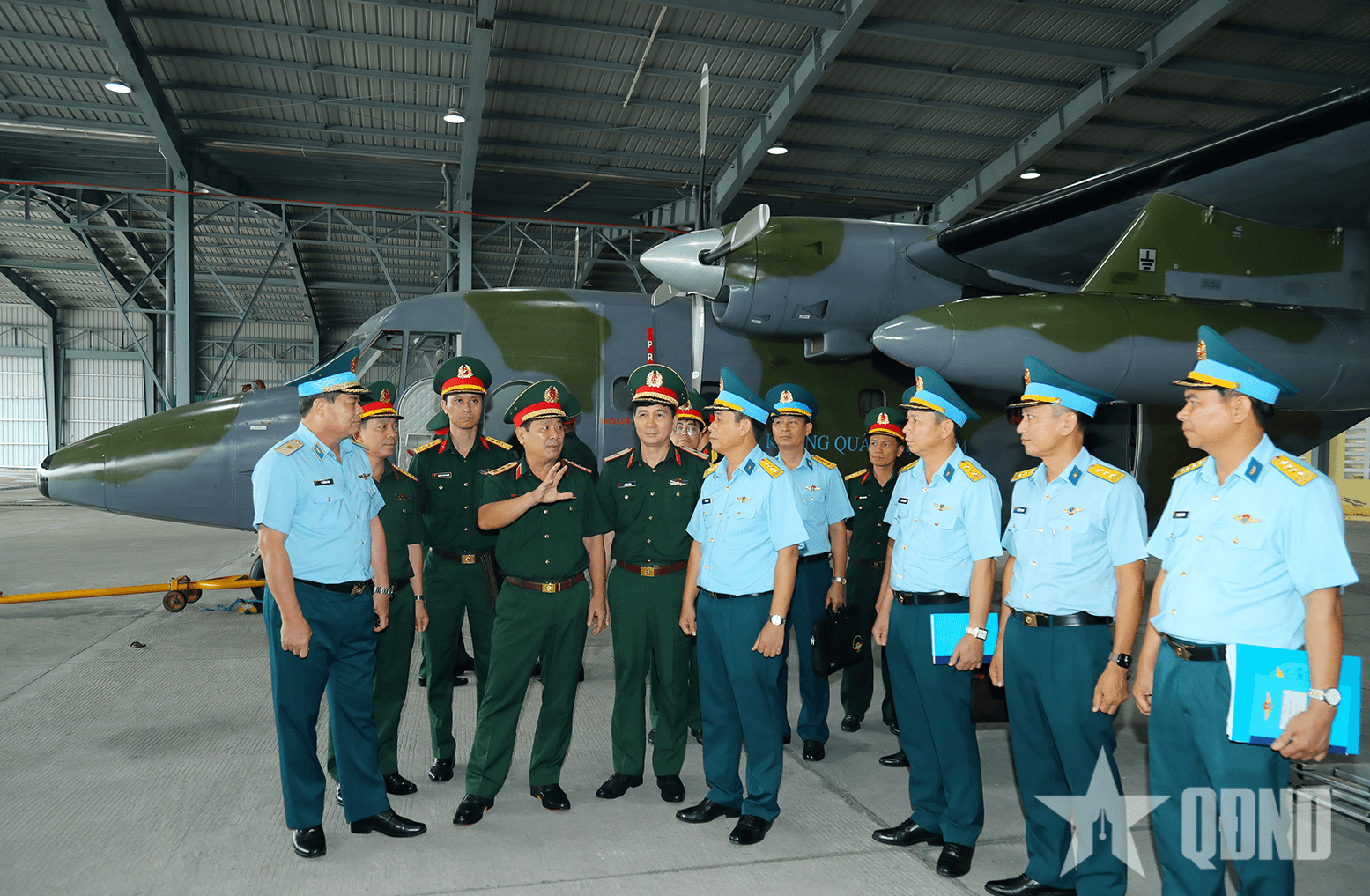 Thượng tướng Lê Huy Vịnh kiểm tra công tác kỹ thuật cho nhiệm vụ A80 tại các đơn vị không quân