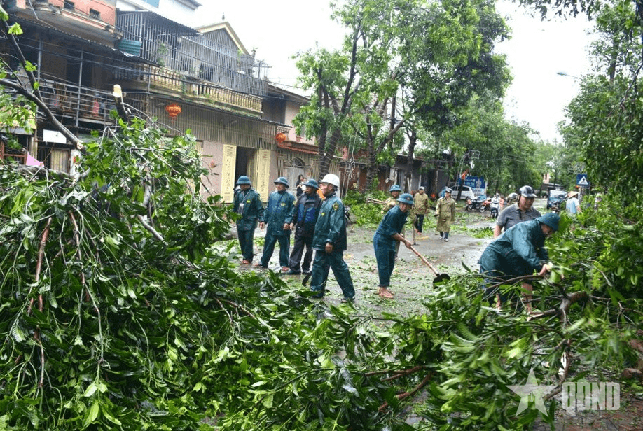 Dân quân cứu dân trong bão