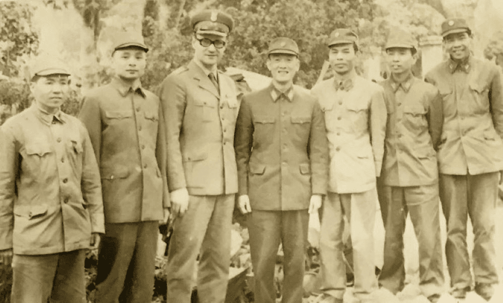 Cờ cách mạng ở đình làng Vĩnh Tuy