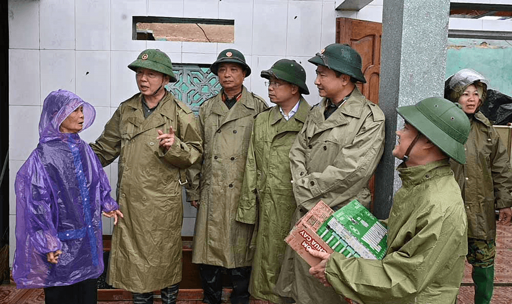 Phó thủ tướng Chính phủ Trần Hồng Hà kiểm tra, động viên nhân dân sau bão