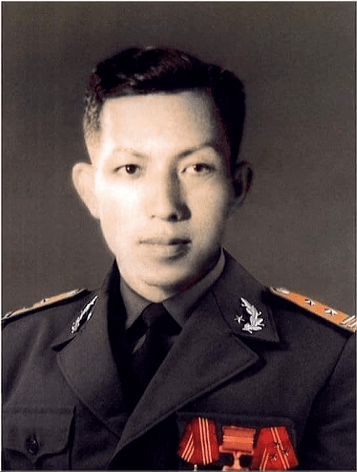 Người kéo cờ đỏ sao vàng trên kỳ đài Huế