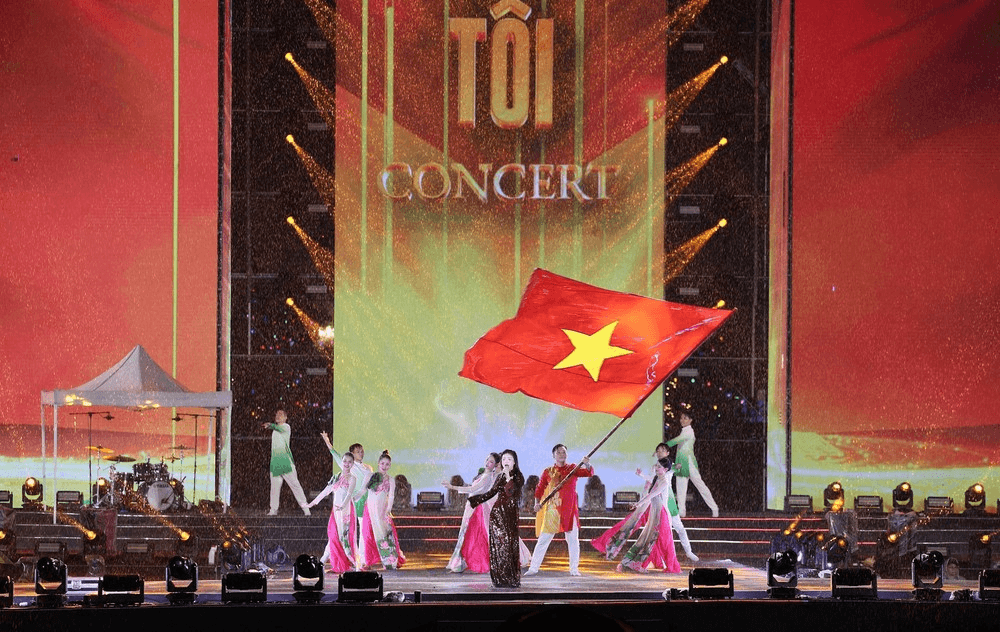 Chương trình nghệ thuật "Việt Nam trong tôi": Cả chục ngàn người đội mưa nhiệt tình cổ vũ