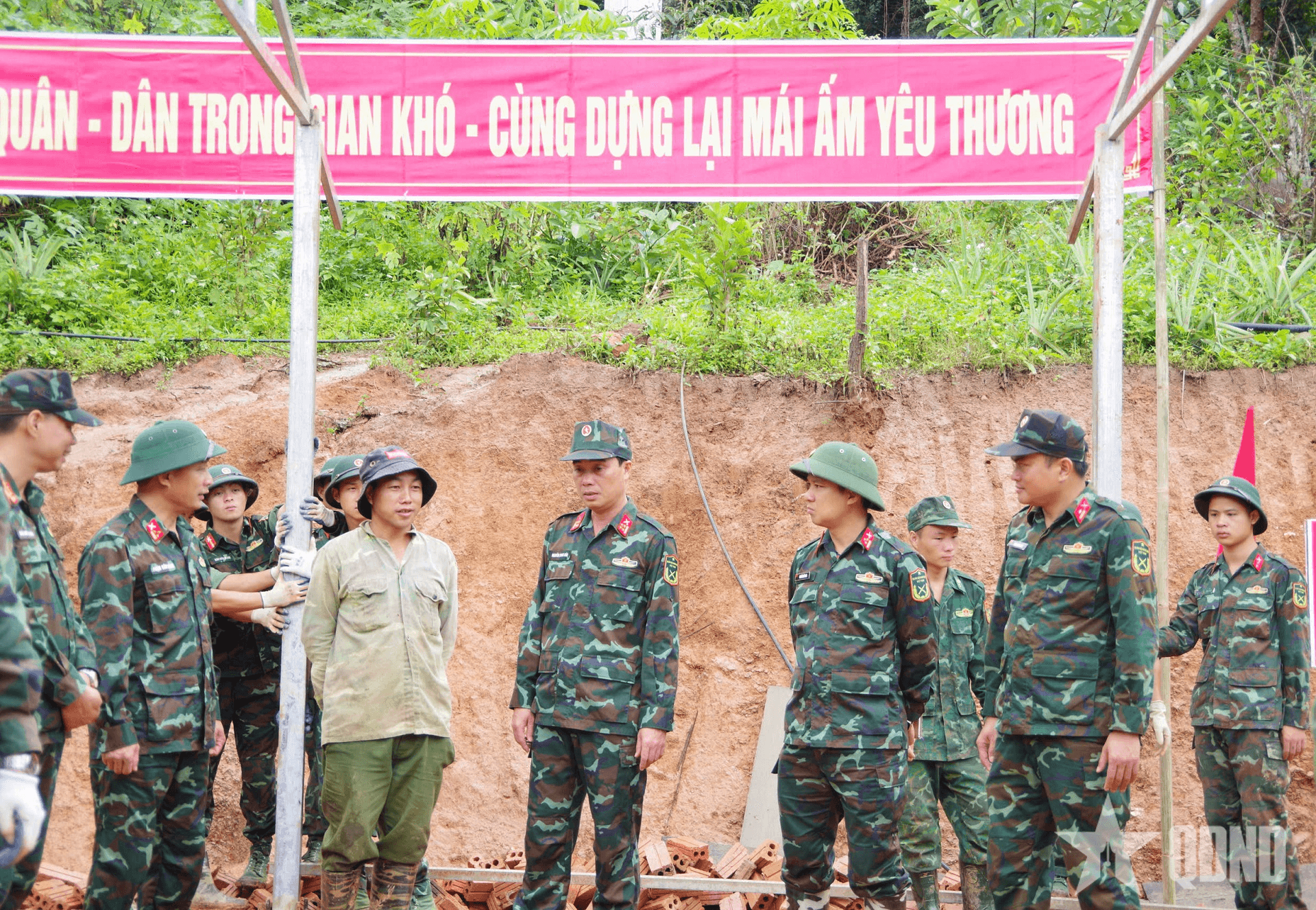 Bộ CHQS tỉnh Điện Biên kiểm tra tiến độ xây dựng nhà cho các gia đình bị thiệt hại do mưa lũ