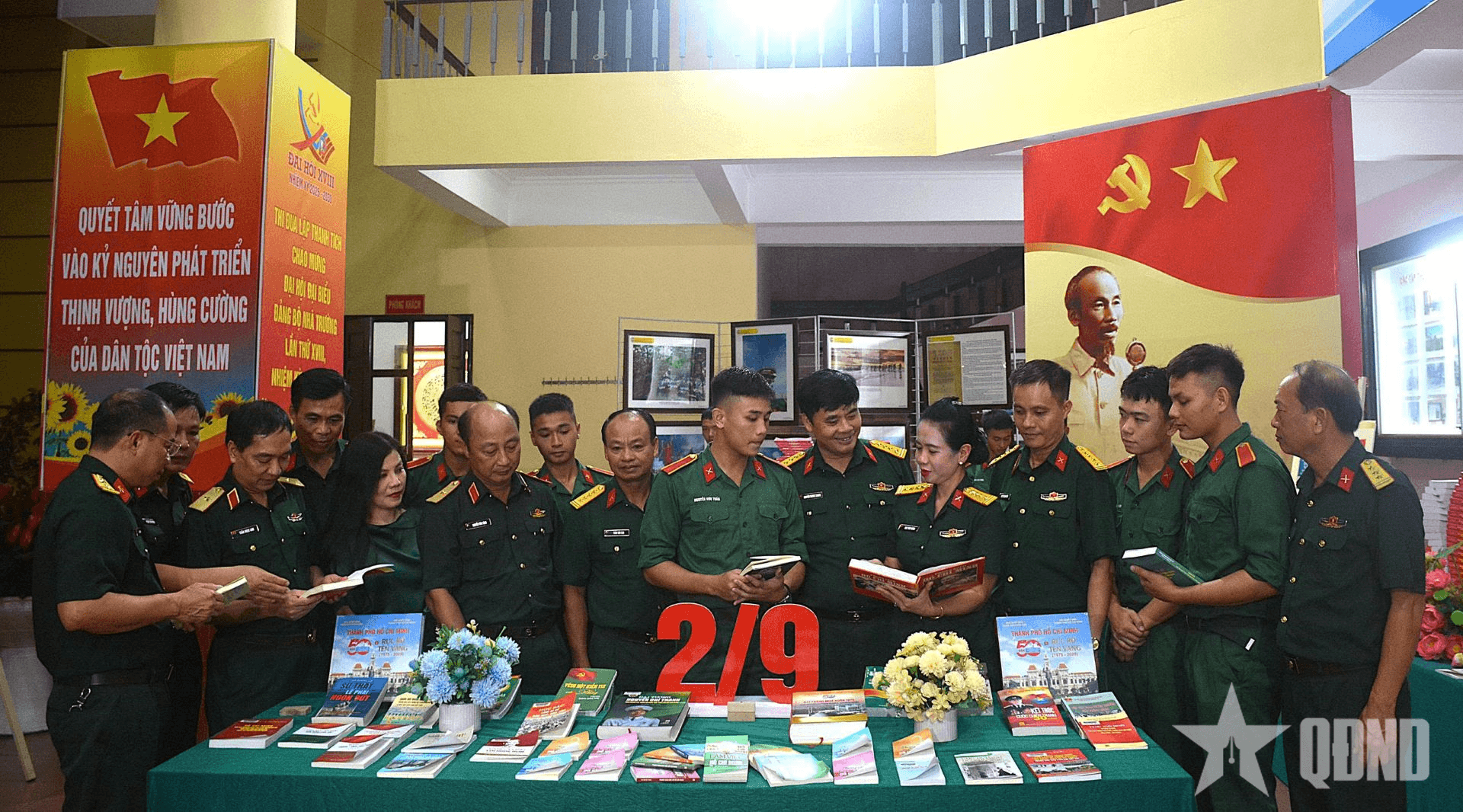 Thư viện Quân đội trưng bày sách, báo và giao lưu, tọa đàm tại Trường Sĩ quan Lục quân 1