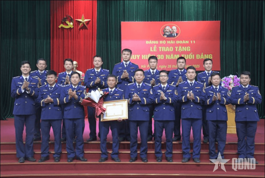 Hải đoàn 11 tổ chức trao Huy hiệu 30 năm tuổi Đảng