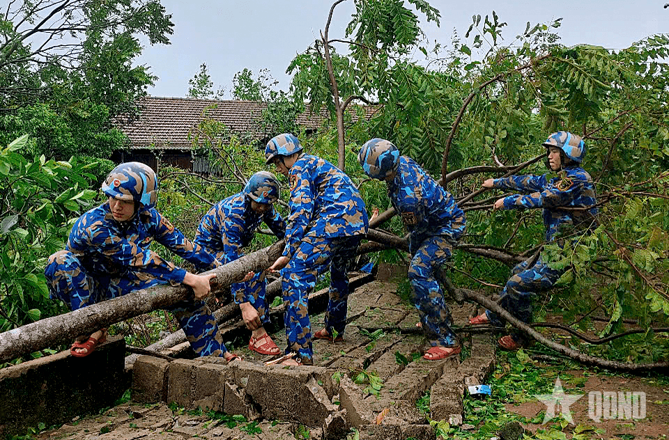 Vùng 1 Hải quân giúp dân khắc phục hậu quả bão số 5