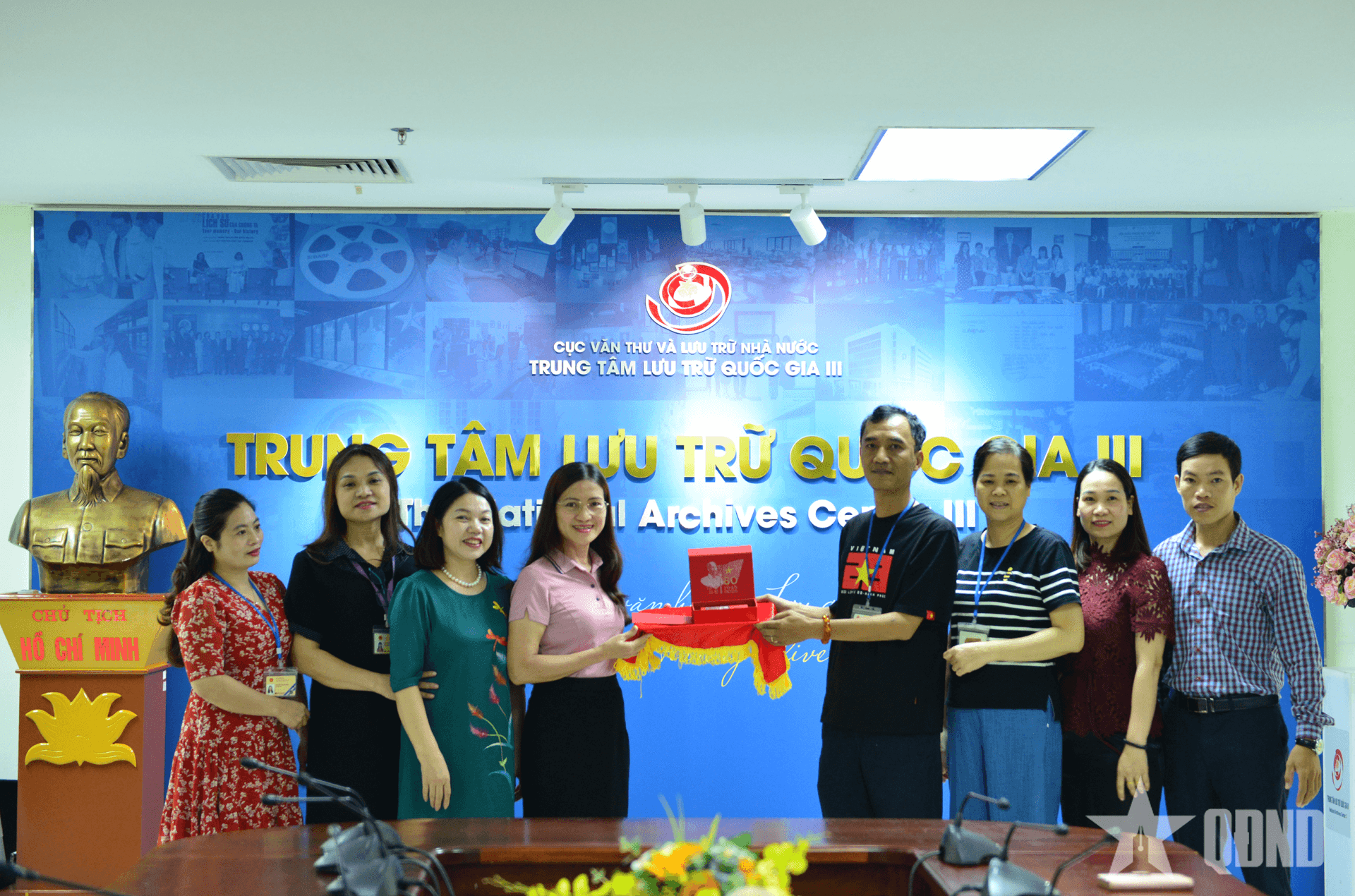 Trung tâm Lưu trữ Quốc gia III tiếp nhận bạc thỏi đặc biệt số serie 0001