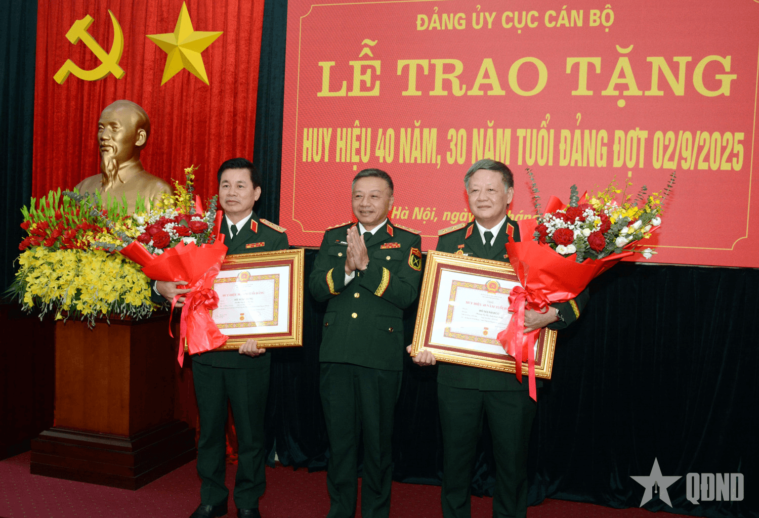 Thượng tướng Lê Quang Minh dự Lễ trao tặng huy hiệu 40 năm, 30 năm tuổi Đảng đợt 2-9-2025 của Đảng ủy Cục Cán bộ