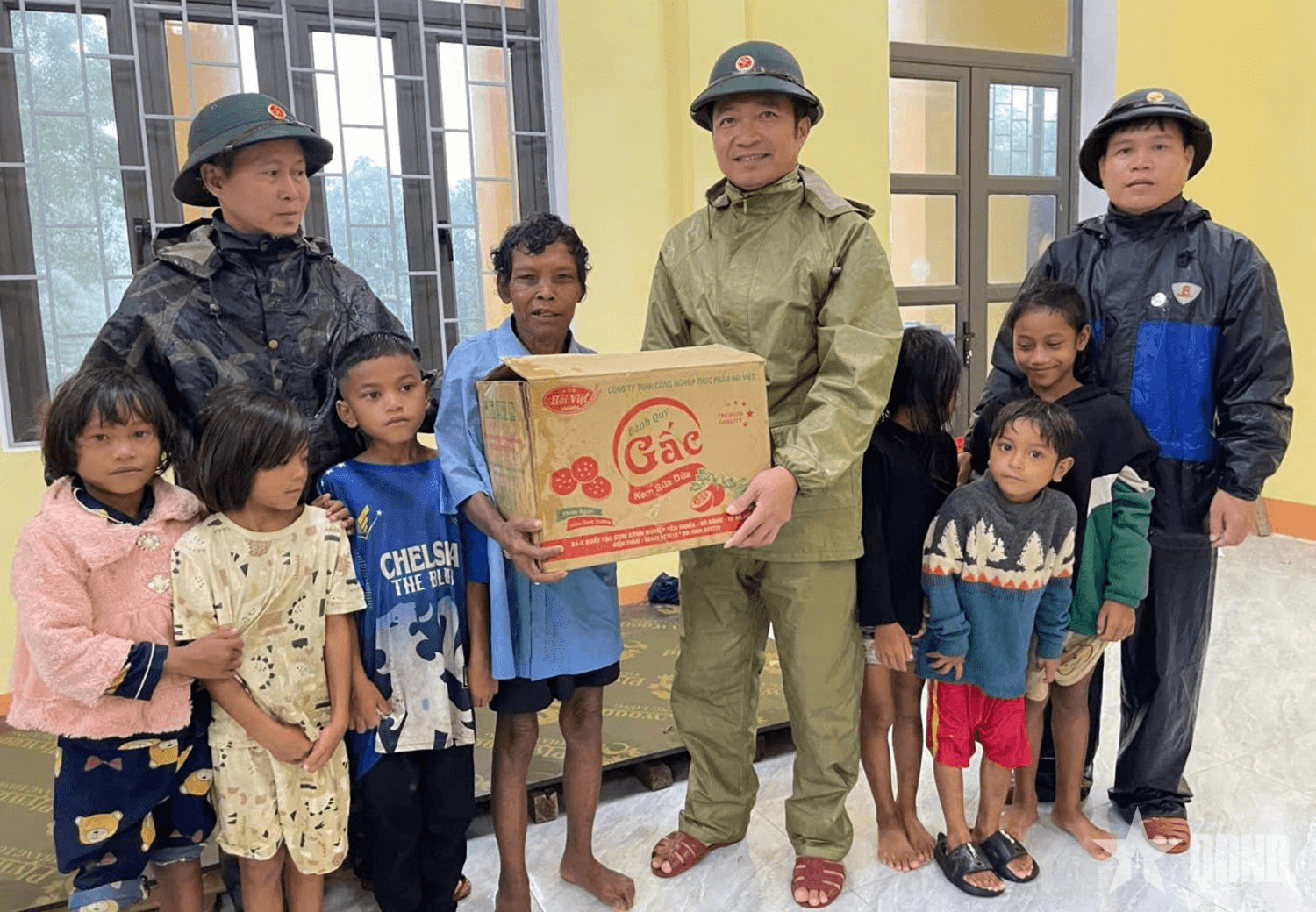 Bộ đội Biên phòng tỉnh Quảng Trị hỗ trợ nhu yếu phẩm cho người dân tránh trú bão