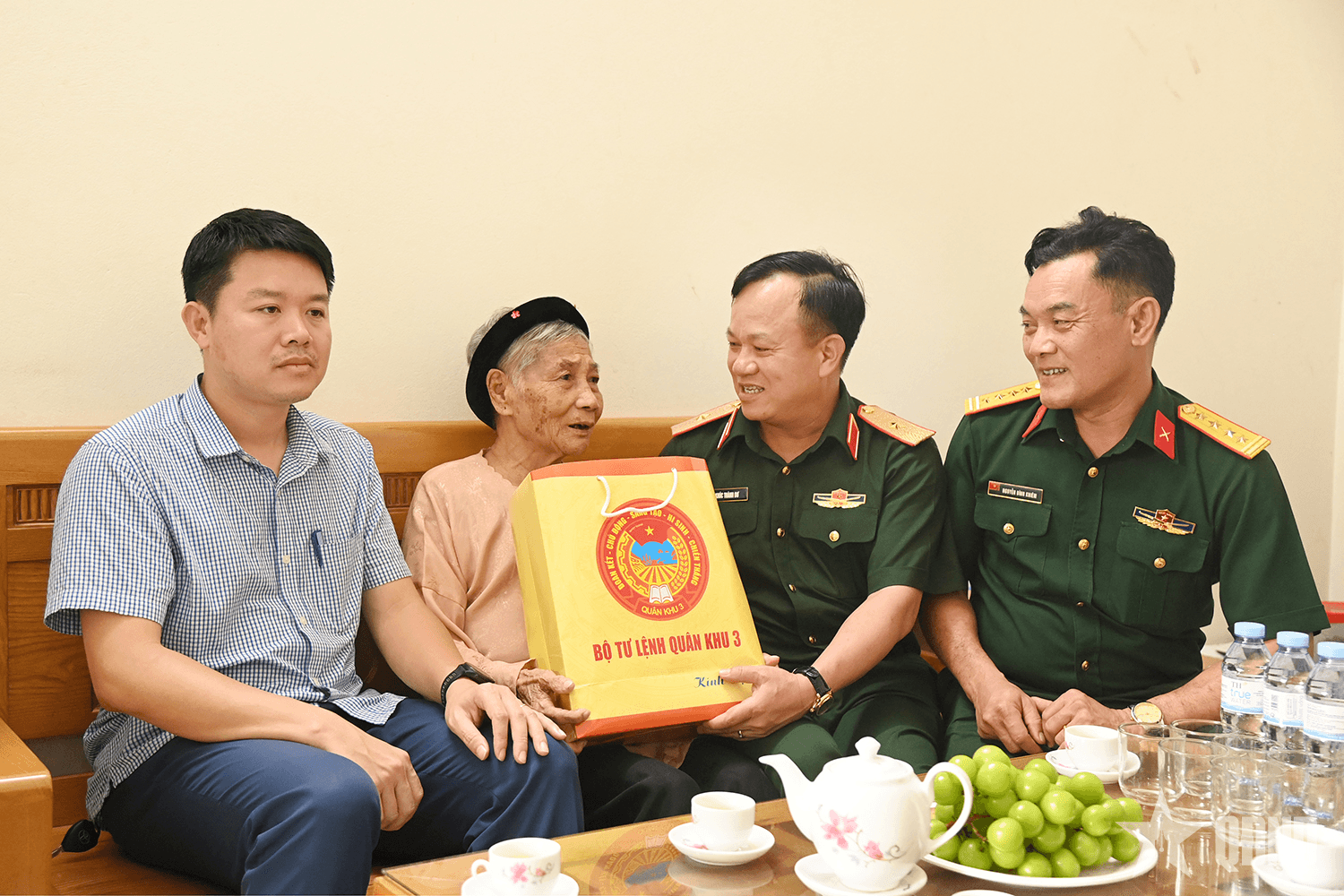 Quân khu 3: Thăm, tặng quà nguyên lãnh đạo Bộ tư lệnh Quân khu và các Mẹ Việt Nam anh hùng