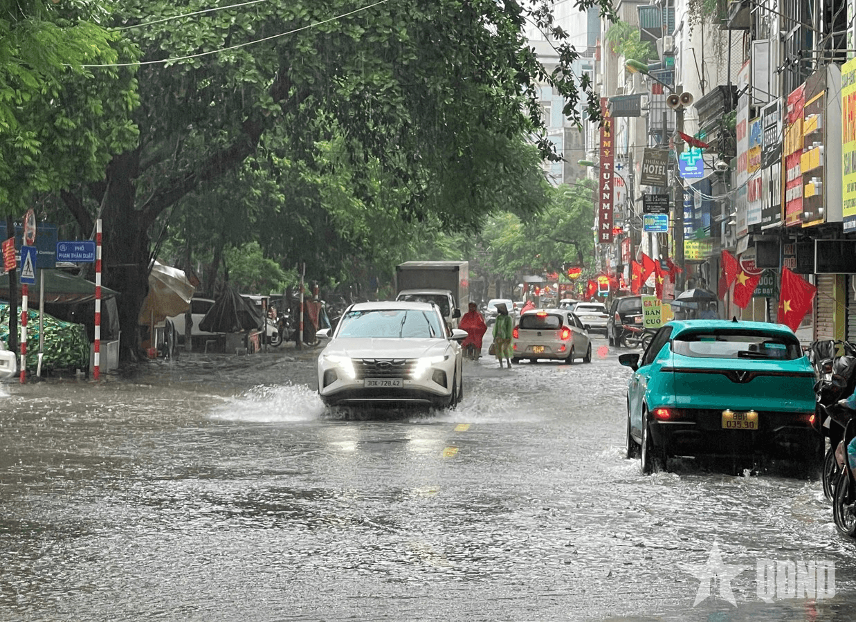 Mưa lớn, Hà Nội phố thành "sông"
