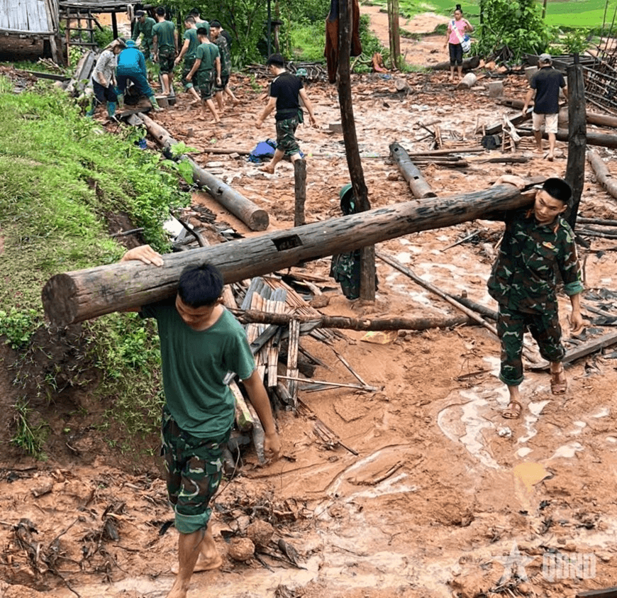 Trung đoàn 98 (Sư đoàn 316) giúp đồng bào Sơn La dựng lại nhà sau trận lũ lịch sử